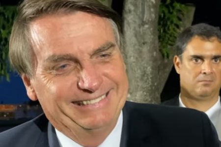 Bolsonaro conversa com apoiadores