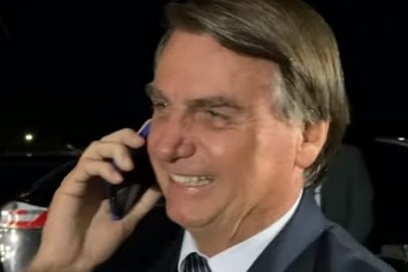 Bolsonaro fala ao telefone com apoiadora