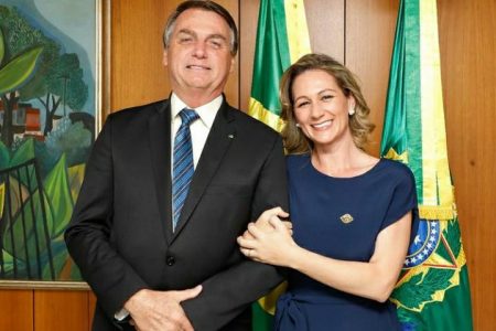 Juliana Frias, esposa do secretário da Cultura, Mario Frias, e o presidente Jair Bolsonaro