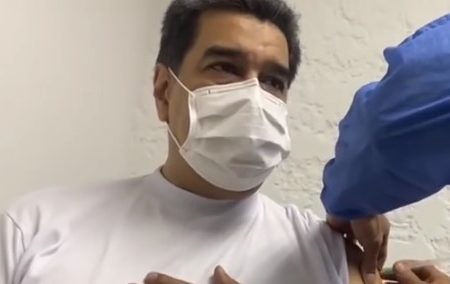 Maduro toma vacina contra Covid-19 na Venezuela