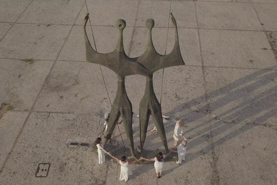 Mulheres abraçando monumento na praça dos três poderes
