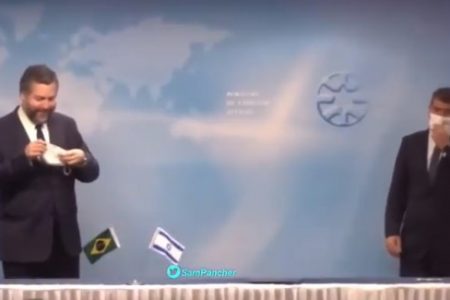 Ernesto Araujo é repreendido por não usar máscara