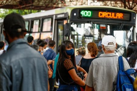 passageiros aguardando por chegada de ônibus em terminal do transporte de goiânia, goiás