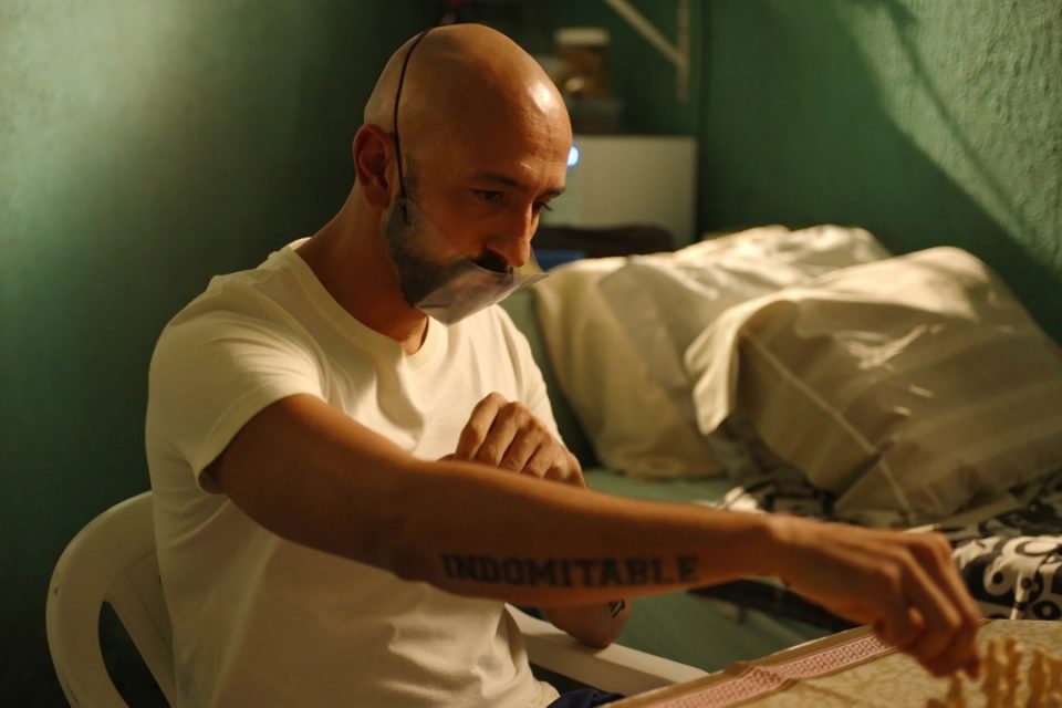 Álvaro (Irandhir Santos) em Amor de Mãe