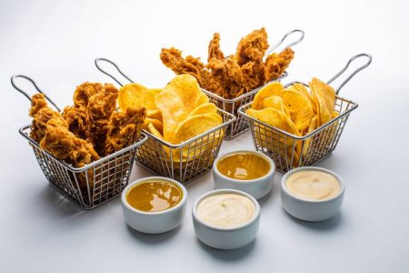 Cestinhas com frango empanado, batata chips e potinhos com molhos