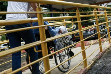 idosos recebem a segunda dose da coronavac, na segunda etapa de vacinação em goiânia, goiás