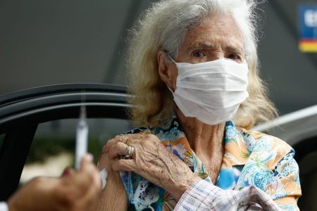 idosos recebem dose da coronavac, na segunda etapa de vacinação em goiânia, goiás