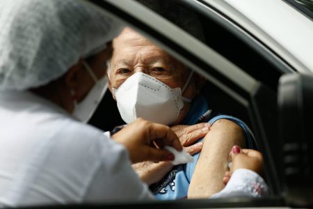 enfermeira aplica vacina em idosa em goiânia na segunda etapa de vacinação de pessoas acima de 85, em goiás