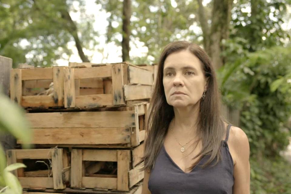 Thelma (Adriana Esteves) em cena de Amor de Mãe