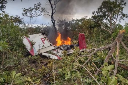 Avião cai em fazenda no MT e duas pessoas morrem carbonizadas