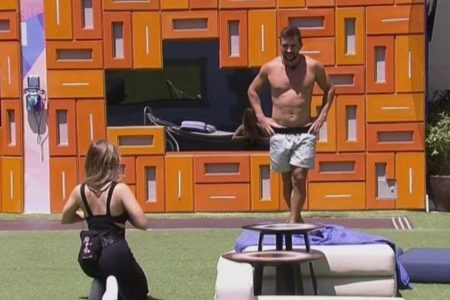 Carla Diaz pede arthur em namoro