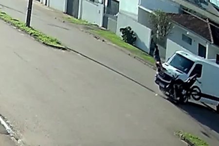 Motociclista se salva com um mortal
