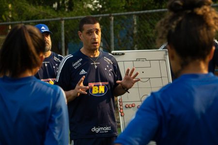 Tchelo em treino do Cruzeiro feminino