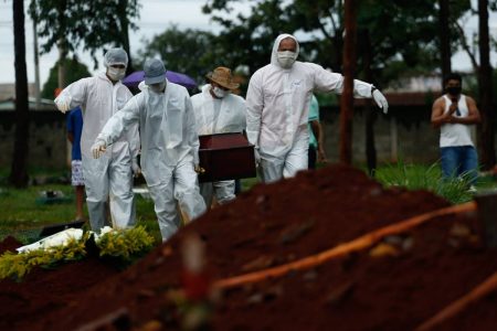 coveiros de cemitério de goiânia usam roupas especiais para enterrar vítimas da covid-19 em goiás