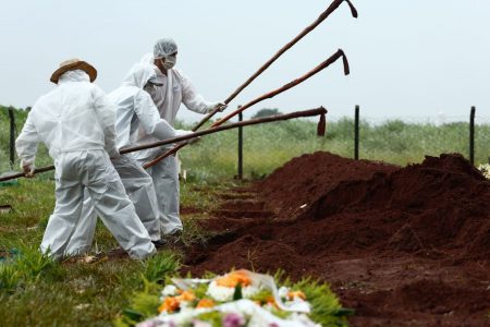 coveiros de cemitério de goiânia usam roupas especiais para enterrar vítimas da covid-19 em goiás