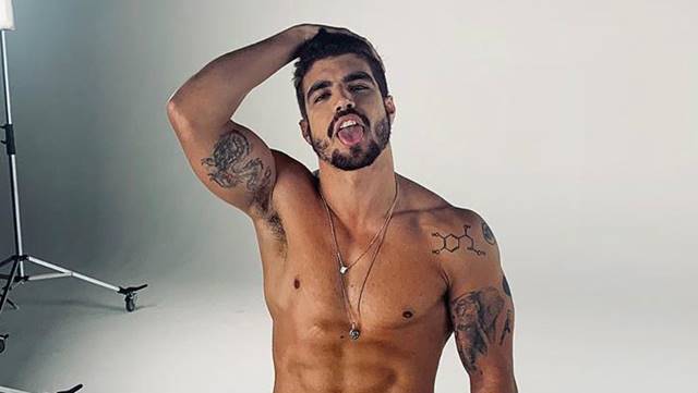 Foto colorida de Caio Castro sem camisa - Metrópoles