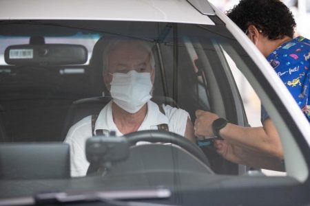 Vacinação de idosos de 72 e 73 anos no Parque da Cidade