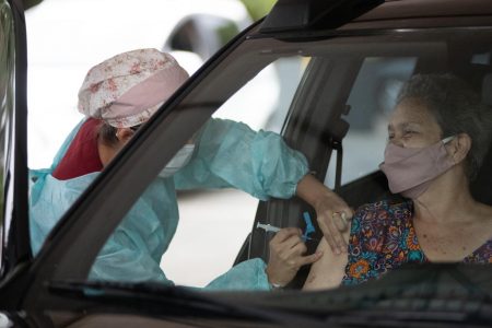 Vacinação de idosos de 72 e 73 anos no Parque da Cidade