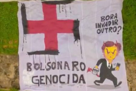 Faixa exibida por manifestantes na Praça dos Três Poderes