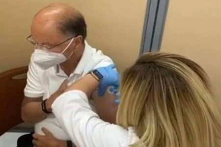 edir Macedo recebe a vacina contra Covid-19