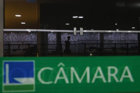 Lira restringe presença física de parlamentares e funcionários da camara dos deputados