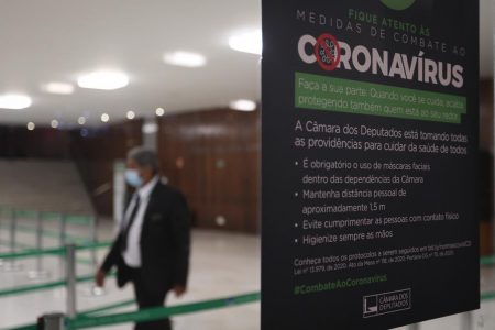 Lira restringe presença física de parlamentares e funcionários da camara dos deputados