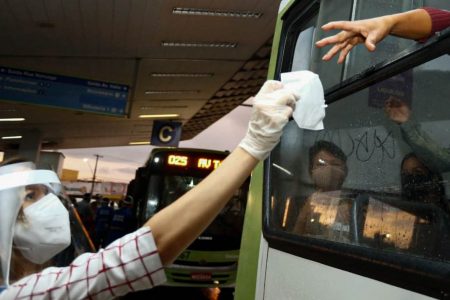 Entrega de máscaras N95 a usuários do transporte coletivo de Goiânia