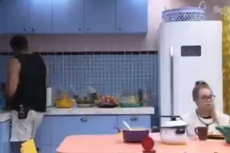 Arthur ignora Carla Diaz