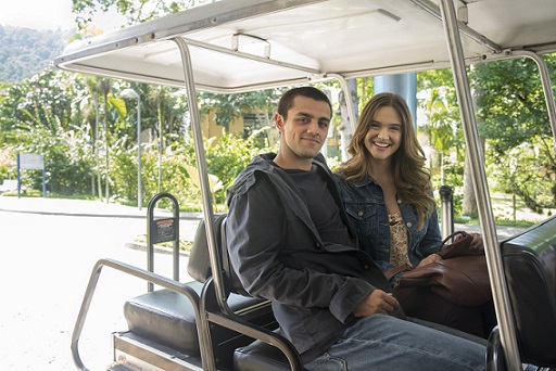 Téo (Felipe Simas) leva Luna/Fiona (Juliana Paiva) em Salve-se Quem Puder