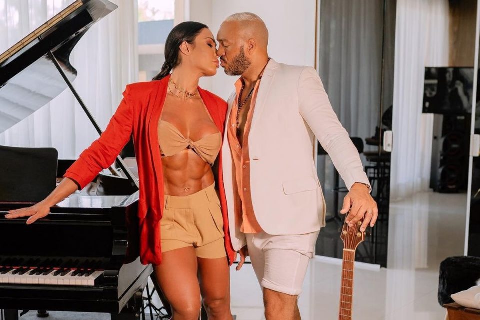 Gracyanne Barbosa e Belo se beijando - metrópoles