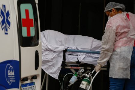 paciente chega a hospital de goiânia, com covid-19