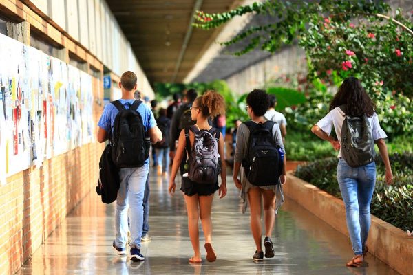 Imagem colorida de alunos no campus da UNB