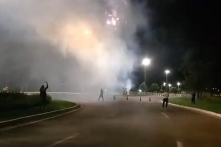 Proibidos no DF, grupo dispara rojões pelo aniversário de Bolsonaro