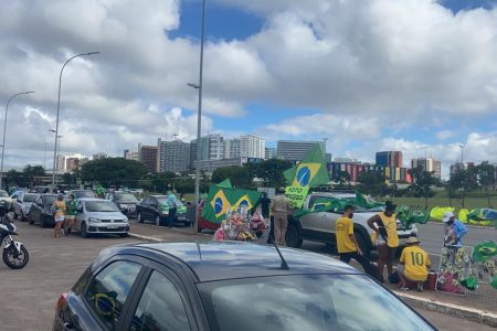 Carreata a favor de Bolsonaro reúne manifestantes na Esplanada