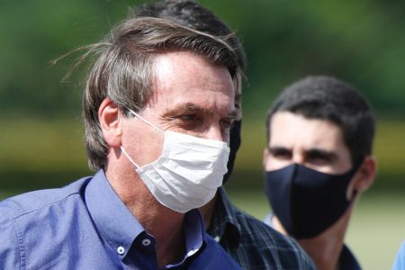 Apoiadores do presidente Bolsonaro se aglomeram em frente ao palácio da Alvorada no dia do aniversário do chefe do executivo. Cerca de 500 manifestantes cantaram parabéns em frente ao espelho d’água e trouxeram um bolo para comemorar junto com o presidente