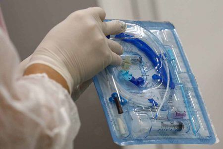 Kit intubação - Pacientes com COVID-19 precisam esperar por vagas de UTI no Hosp