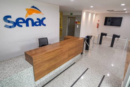 Recepção vazia com nome do Senac na parede
