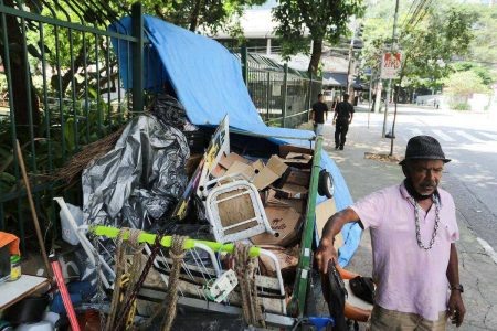 Homem em situação de rua na cidade de São Paulo