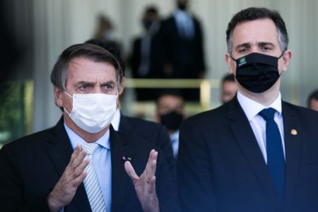 Pacheco ao lado de Bolsonaro