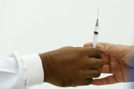 Vacina sendo preparada para aplicação em Goiânia