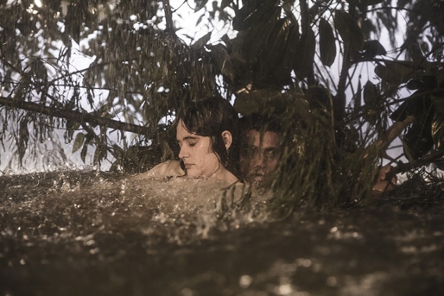 Téo (Felipe Simas) tenta salvar Luna ( Juliana Paiva) em Salve-se Quem Puder
