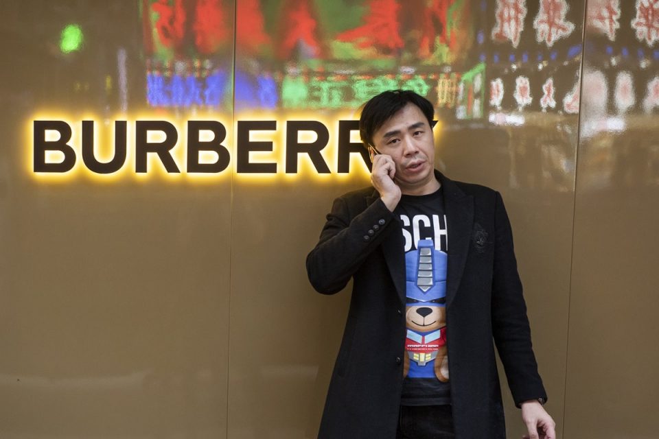 Homem em frente a loja da Burberry