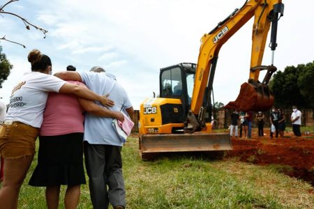 familiares participam de enterro de parente, vítima da covid-19, em cemitério de goiânia, goiás