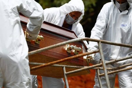 movimento de enterros e carros de funerária no cemitério vale da paz, em goiânia, goiás