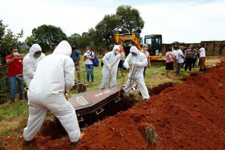 movimento de enterros e carros de funerária no cemitério vale da paz, em goiânia, goiás