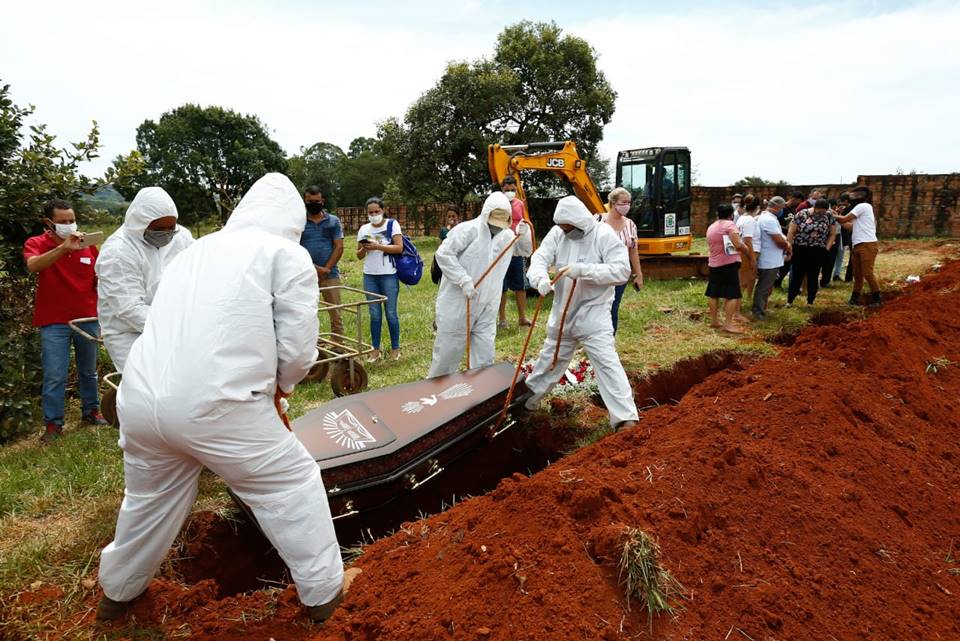 movimento de enterros e carros de funerária no cemitério vale da paz, em goiânia, goiás