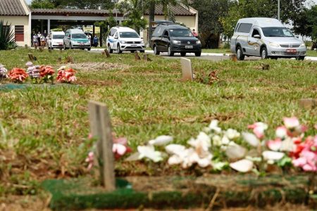 movimento de enterros e carros de funerária no cemitério vale da paz, em goiânia, goiás