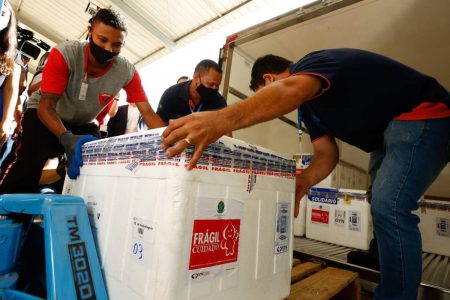 Chegada de novo lote da vacina contra a covid-19 em Goiás
