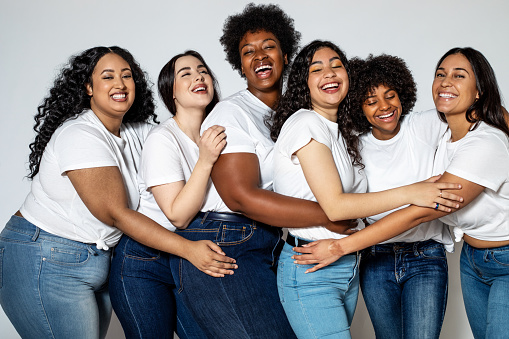 Grupo de mulheres com corpos diferentes se abraçando