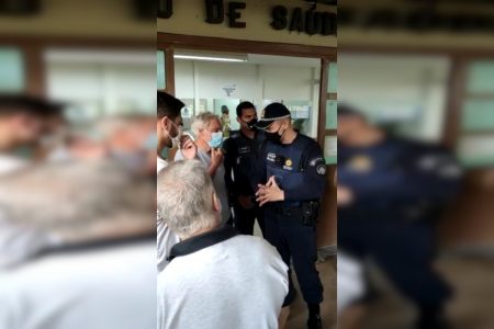 policial militar negocia com idoso